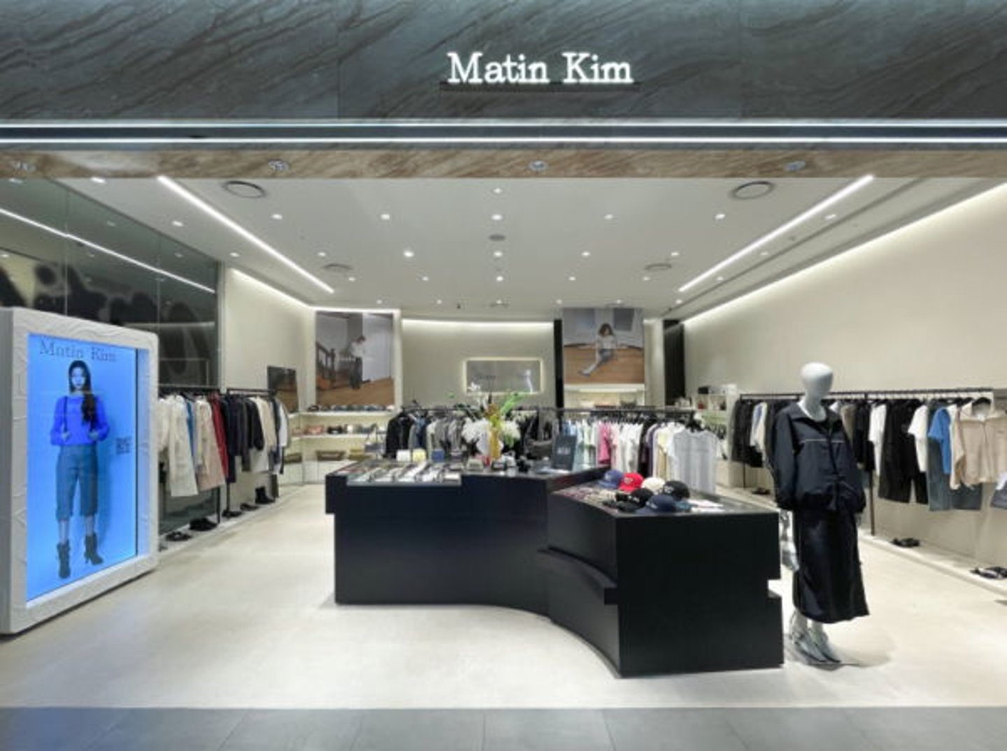 Matin Kim hologram