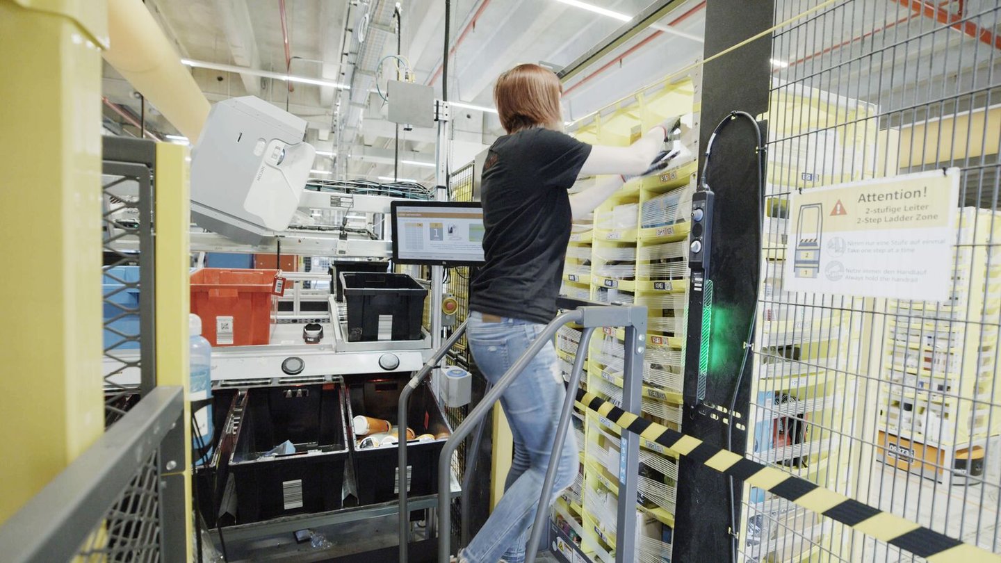 Amazon Vulcan robot with worker