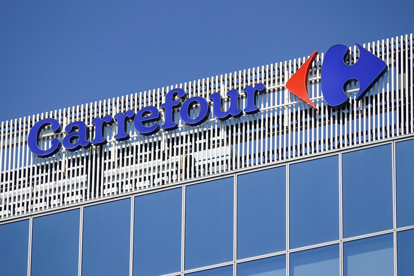 Carrefour sign