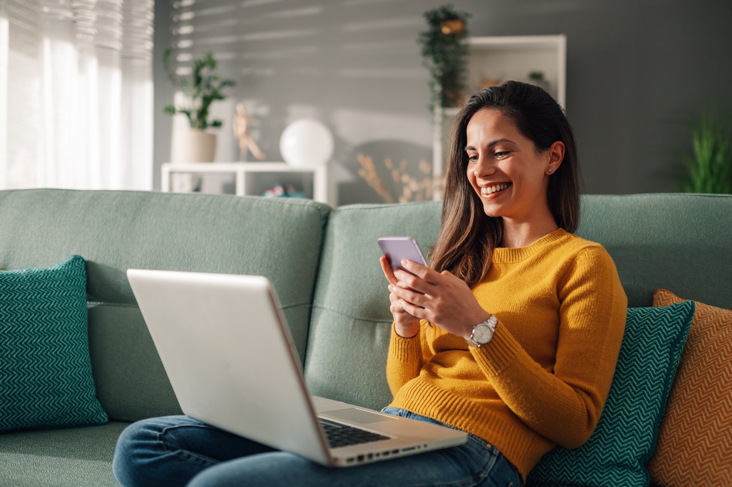 Woman searching online (Credit: Zamrznuti tonovi)