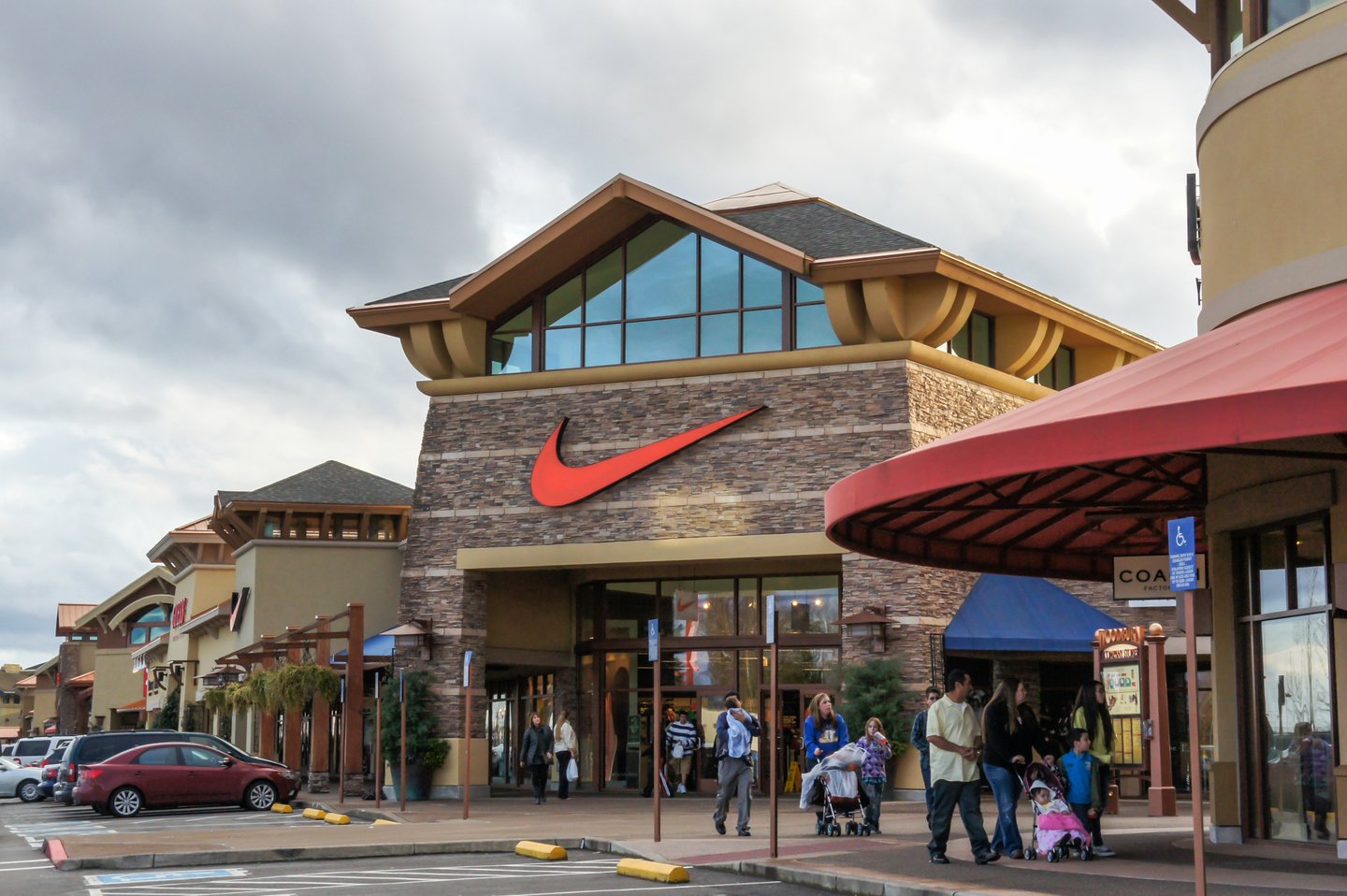 outlet center - NIKE