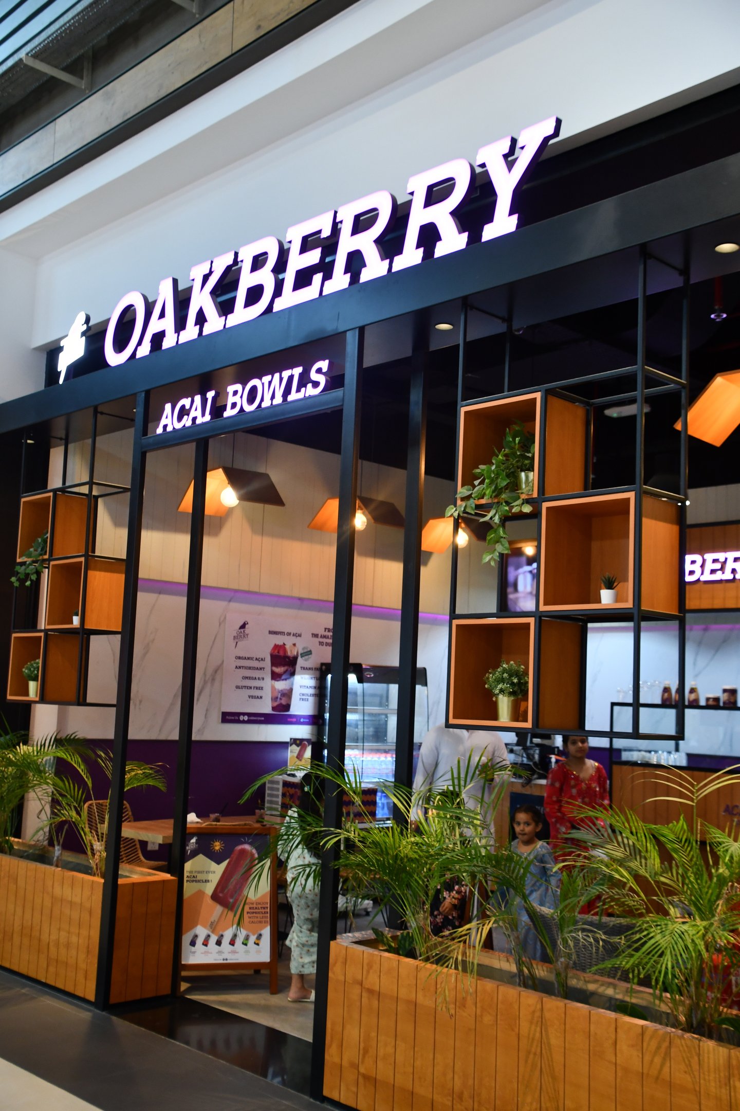 Oakberry storefront (Ritu Manoj Jethani)