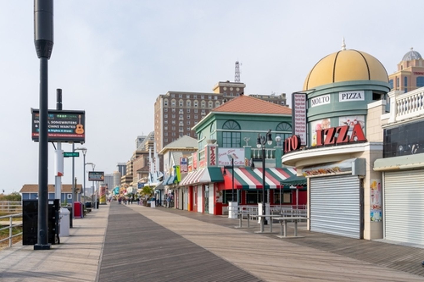 Atlantic City boardwalk (Photo: JHVEPhoto / Shutterstock.com)