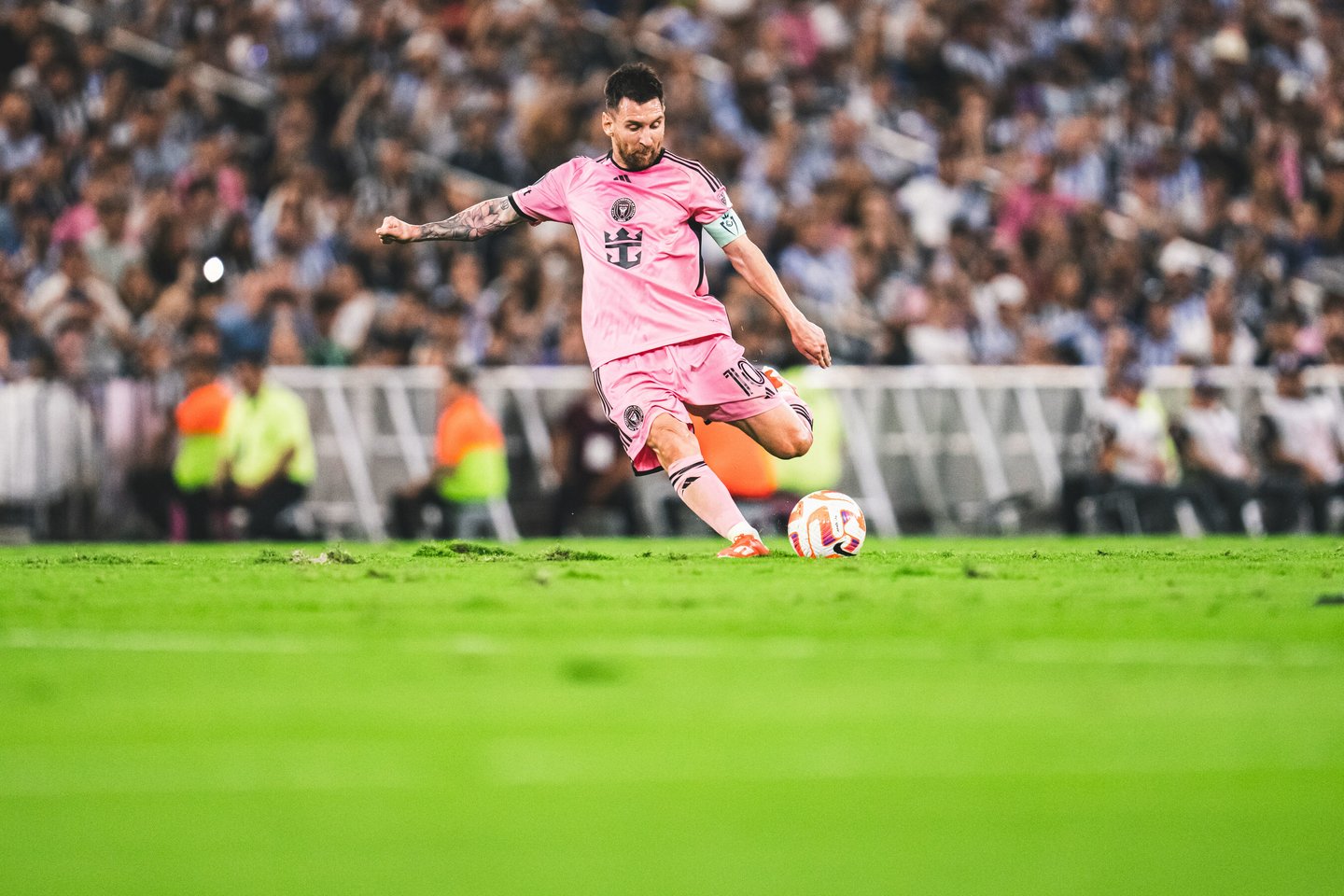 Lionel Messi kicking