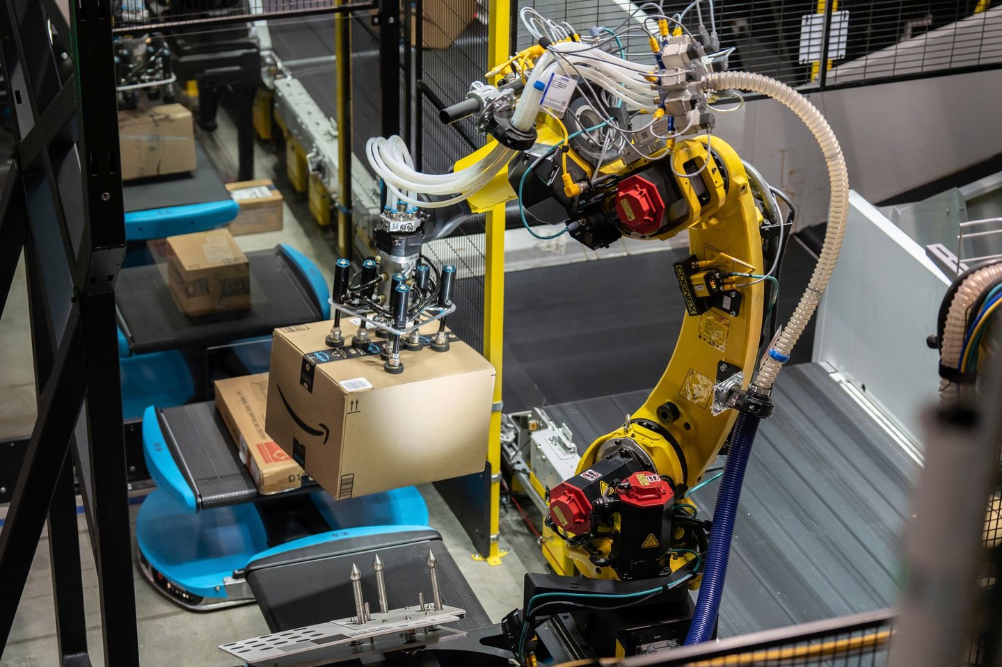 Amazon 'Robin' robotic arm (Image: Amazon).