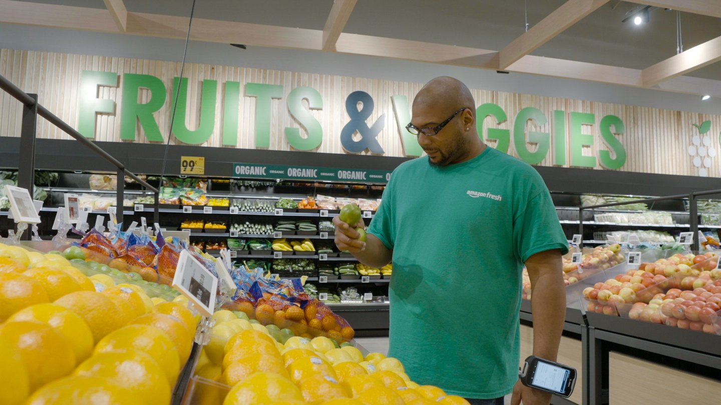 Amazon Fresh Eatontown shopper (Image: Amazon).