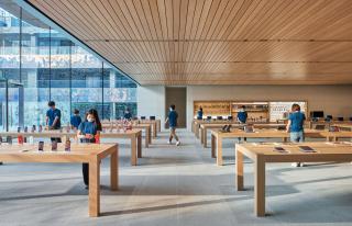 Apple Opens New Chicago Store 