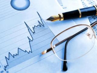 chart with glasses and pen