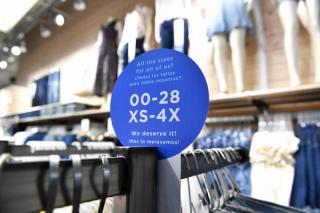 Old Navy size inclusion sign